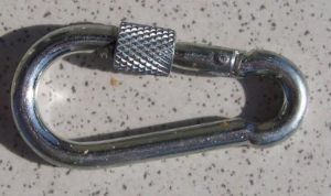 Karabińczyk 70mm z zabezpieczeniem ocynkowany w kształcie gruszki